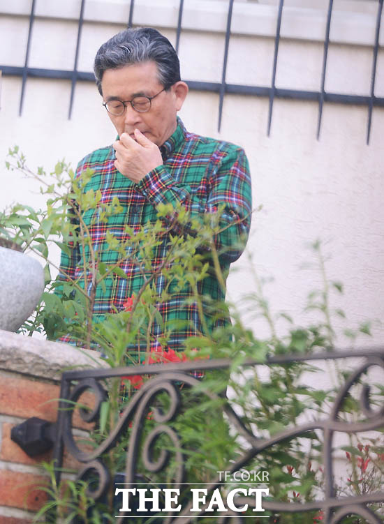 공천 칼자루를 휘두른 이한구 전 새누리당 공천관리위원장이 총선 참패 후 비난 여론을 의식한 듯 칩거 중인 상태에서 집안의 화초를 돌보는 모습이 19일 더팩트 취재진에 단독 포착됐다./분당=문병희·이덕인 기자