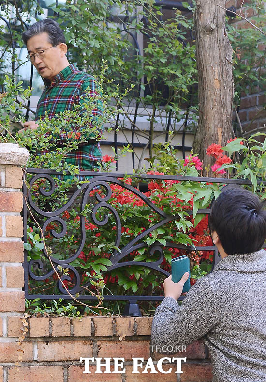 이한구 전 새누리당 공천관리위원장이 19일 집안의 화초를 돌보는 가운데 더팩트 취재진과 담 하나를 사이에 두고 짧은인터뷰를 가졌다./ 분당=문병희·이덕인 기자