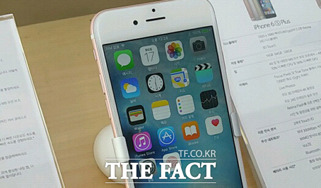 지난해 출시된 ‘아이폰6S 로즈골드 색상은 남녀를 불문하고 큰 인기를 끌었다. /이성락 기자