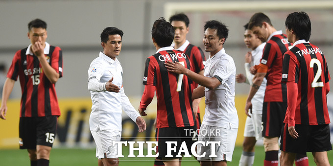 서울이 2-1로 승리하며 16강에 진출한 가운데 경기 종료 후 양팀 선수들이 악수를 나누고 있다.