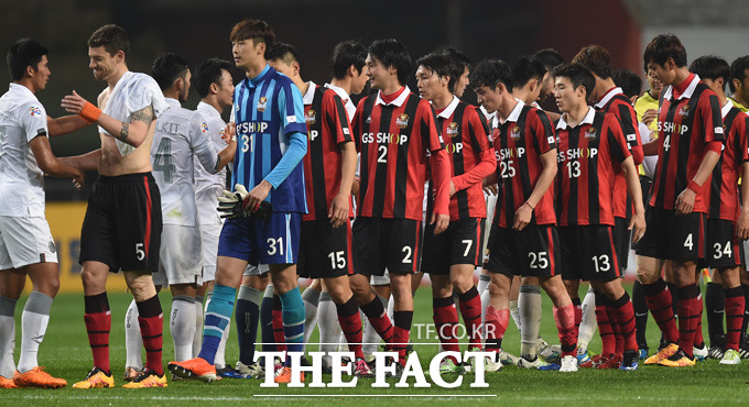 서울이 2-1로 승리하며 16강에 진출한 가운데 경기 종료 후 양팀 선수들이 악수를 나누고 있다.
