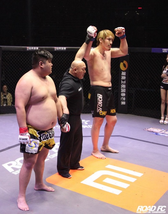 최홍만 상대는? 최홍만(오른쪽)과 마이티 모의 결승전이 모의 부상으로 무산될 위기에 놓였다. / 로드 FC 페이스북 캡처