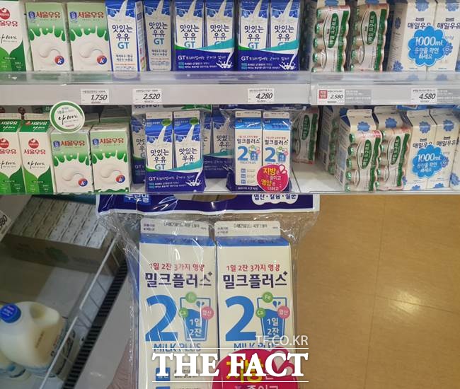 푸르밀 제품인 밀크플러스는 원유 30%만 해당된 음료지만 일반 우유들과 똑같은 포장으로 함께 판매되고 있어 소비자들의 원성이 높아지고 있다. /박지혜 기자