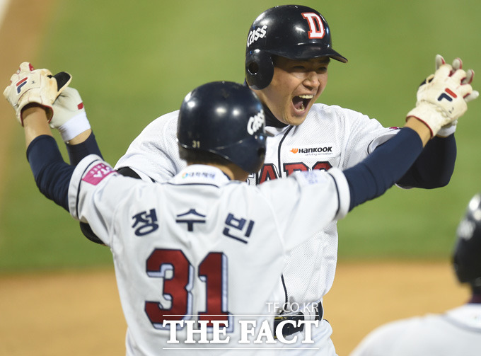 두산 김재환이 7회말 만루홈런을 터뜨리고 환호하고 있다.