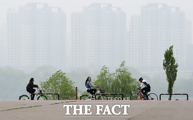 제46회 지구의 날인 22일 서울 여의도 한강공원에서 시민들이 미세먼지와 안개 속에서 자전거를 타고 있다. / 배정한 기자