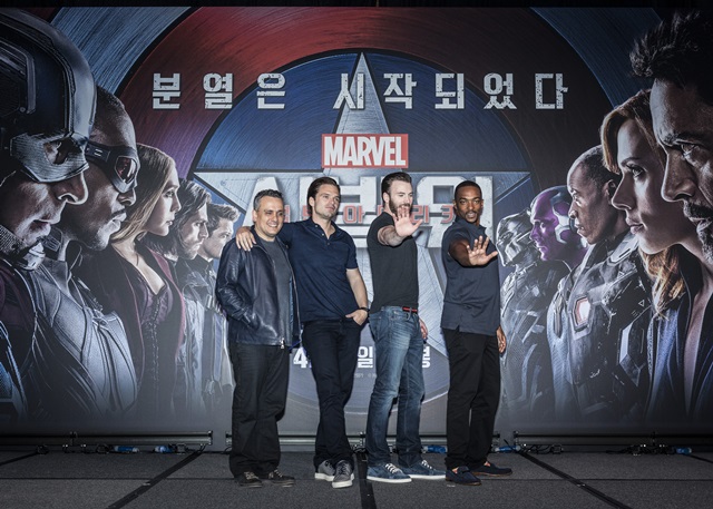 팀 캡틴 아메리카 전용 포즈. 팀 캡틴 아메리카 배우들이 당찬 자신감이 묻어나는 포즈를 취하고 있다.(왼쪽부터 조 루소 감독, 배우 세바스찬 스탠, 크리스 에반스, 안소니 마키) /월트디즈니컴퍼니코리아 제공