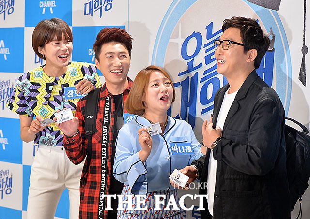 다시 대학생 된 장도연 장동민 박나래 탁재훈(왼쪽부터). 채널A 예능 프로그램 오늘부터 대학생 기자간담회 포토타임에서 네 사람은 백팩과 학생증으로 대학생 분위기를 연출했다. /문병희 기자