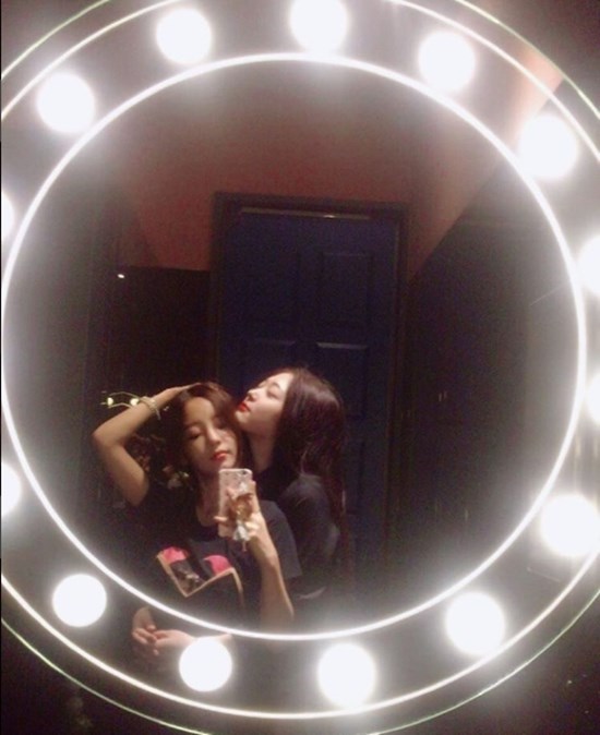 악플 단 네티즌들에 대한 도발? 열애설 논란의 후폭풍은 고스란히 설리 몫이 됐고 악플에 심신이 지쳐있던 설리는 결국 2014년 팀을 떠났다. /설리 인스타그램