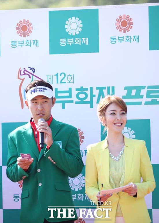 사랑의 버디샷 이벤트! 김미영 아나운서(오른쪽)는 이번 대회에서 가장 기억에 남는 순간으로 사랑의 버디샷 이벤트를 꼽았다. /더팩트 DB