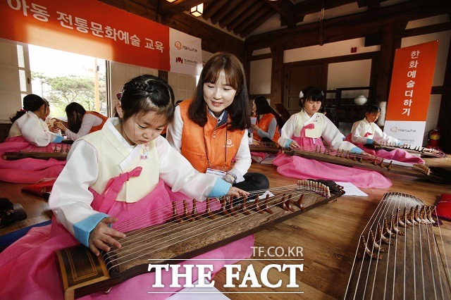 한화그룹이 지난 2009년부터 8년 동안 진행해온 문화예술교육 사회공헌 사업의 일환인 한화예술더하기가 전국 각지의 아동과 청소년들에게 전통문화 전도사로서 역할을 톡톡히 수행하고 있다. / 한화그룹 제공