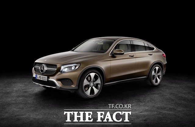 메르세데스-벤츠가 2016 베이징 국제모터쇼에서 더 뉴 GLC 쿠페와 더 뉴 메르세데스-AMG C 63 쿠페, 더 뉴 SLC를 아시아 최초로 공개했다고 25일 밝혔다. 더 뉴 GLC 쿠페 / 벤츠 제공