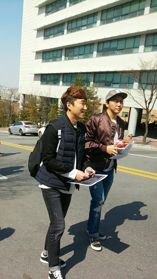 등교하는 장동민(왼쪽)과 탁재훈. 이들의 최근 민폐 촬영 논란으로 구설수에 올랐다. /채널A 오늘부터 대학생 공식 홈페이지