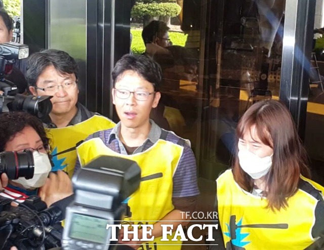 가습기 살균제 사망 사건의 피해자 유가족들은 신현우 전 옥시레킷벤키저 대표를 살인죄로 구속해야 한다고 말했다. /박지혜 기자