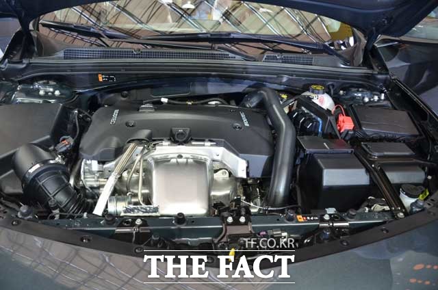 27일 올 뉴 말리부 공개 행사장에는 2.0 가솔린 터보 엔진 모델만 무대에 등장했다. 이 엔진은 GM의 고급 브랜드 캐딜락의 CTS에 적용된 바 있다. 한국지엠의 한 관계자는 오늘 선보이지 않은 1.5 터보 모델은 2.0 터보 엔진보다 작아 엔진룸이 여유가 있는 편이라고 말했다.