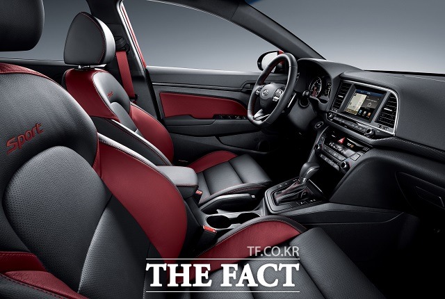 아반떼 스포츠는 터보 모델 답게 패들 쉬프트와 D컷 스티어링 휠, 스포츠 버켓 시트, 스포츠 모델 전용 클러스터 등 젊은 고객층이 선호하는 사양을 대거 적용했다.