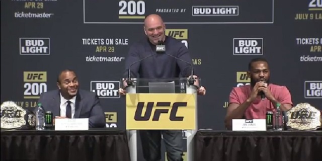 코미어 vs 존 존스 UFC가 28일 코미어와 존 존스가 7월 열리는 UFC 200 메인이벤트에서 격돌한다고 밝혔다. / UFC 트위터 캡처