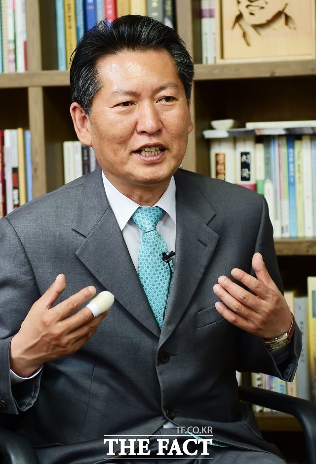 정 의원이 박지원 국민의당 원내대표가 연립정부와 관련해 현란한 움직임을 보일 것이라고 설명하고 있다. /배정한 기자