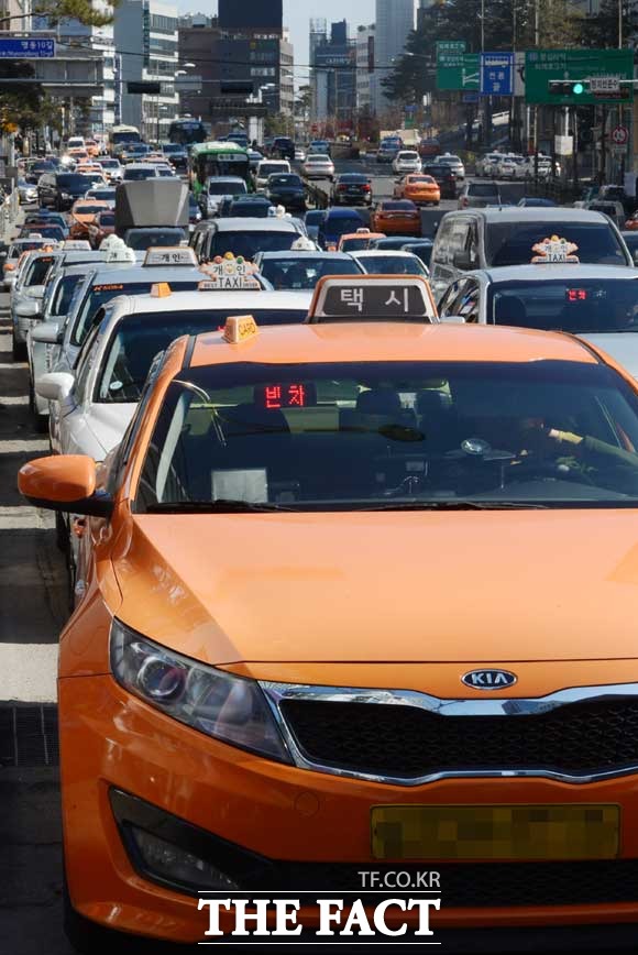 서울시가 외국인 관광객을 대상으로 불법 운행을 하는 택시와 콜밴을 특별단속한다고 29일 밝혔다. /더팩트DB