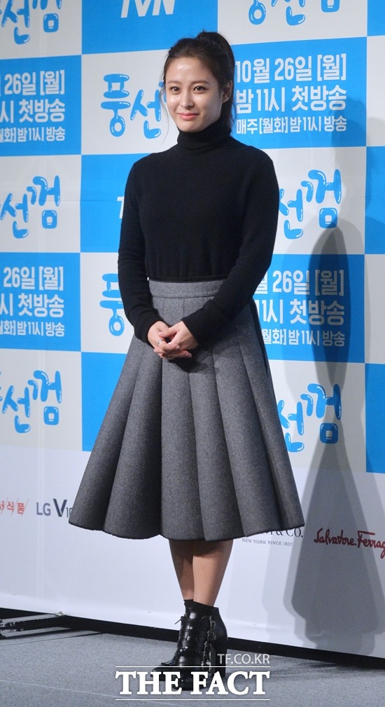 6월의 신부가 되는 배우 박희본. 그는 결혼을 전제로 만나 온 윤세영 감독과 명동성당에서 화촉을 밝힌다. /문병희 기자