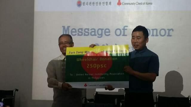 나누고 살면 행복은 두배로 커져요 개그맨 황기순이 29일 오전 필리핀을 방문해 현지 장애우들에게 250대의 휠체어를 기증한 뒤 기념촬영을 했다. /필리핀한인총연합회 제공