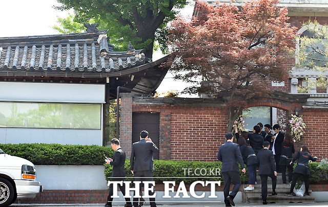 김정은의 결혼식은 서울 종로구 삼청동의 한 갤러리에서 스몰 웨딩으로 치러졌다.