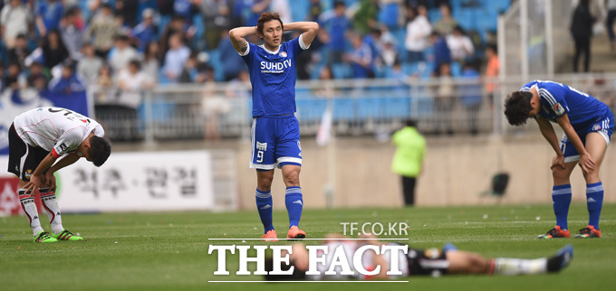 서울-수원 수퍼매치가 1-1로 비긴 가운데 양팀 선수들이 경기 종료 후 아쉬워하고 있다.