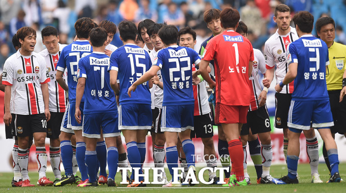 1-1로 무승부를 기록한 서울과 수원 선수들이 경기종료 후 인사를 나누고 있다.