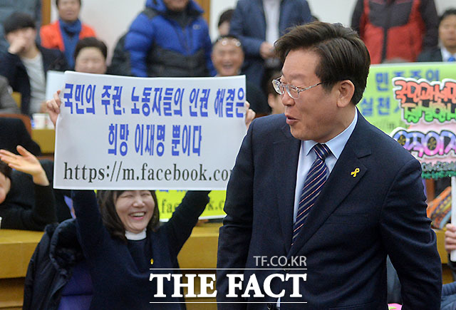 이재명 성남시장은 30일 적보다 동지를 더 증오하지 마세요. 회초리가 아닌 총구는 내부 아닌 적을 향해야 합니다라며 더불어민주당 지지자들 간 갈등을 꼬집었다. /더팩트DB