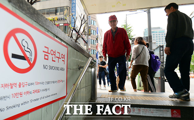 역 입구에서 금연구역 표시판을 확인할 수 있어요~