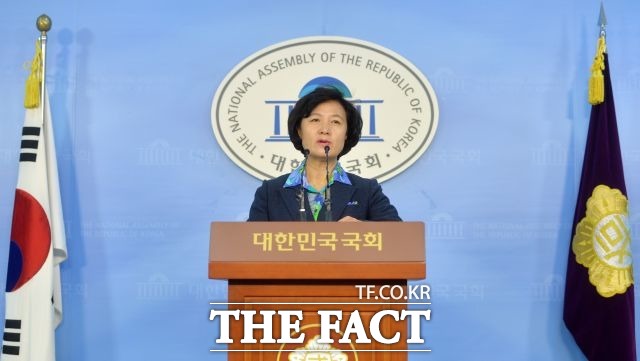 추미애 더불어민주당 의원은 1일 국회 정론관에서 기자회견을 열고 호남참패를 가져온 현 비상대책위 체제를 계속 유지한다는 건 더민주의 심장인 호남을 포기하는 것이라면서 전당대회 개최를 촉구했다./문병희 기자
