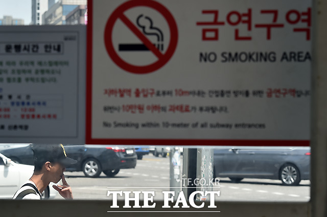 오늘부터 지하철역 10m 이내 금연입니다! 서울시가 5월 1일부터 서울 시내 모든 지하철역 출입구로부터 10m 이내 전 구역을 금연구역으로 지정‧운영한다고 밝힌 가운데, 이날 오후 서울 신촌 지하철역 인근에서 한 남성이 흡연을 하고 있다. /이새롬 기자