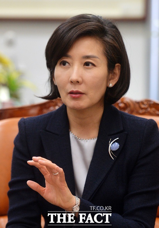 나경원 새누리당 의원은 1일 박근혜 대통령의 천막정신으로 돌아가야 한다면서 20대 국회 첫 원내대표 경선 출마를 공식 선언했다./문병희 기자