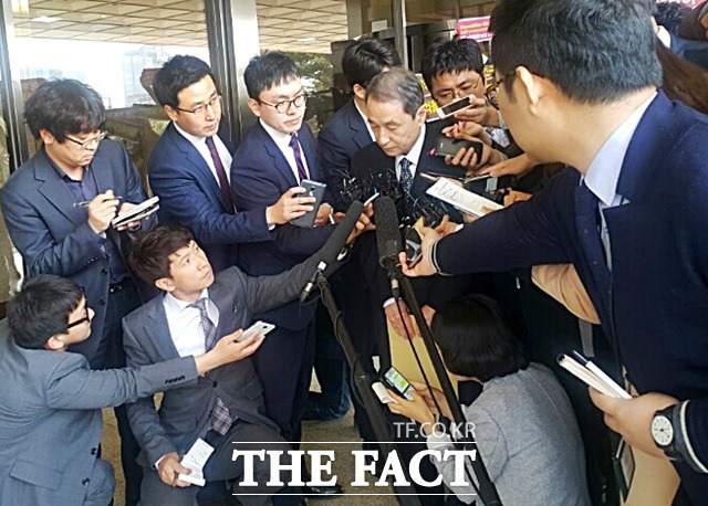 신현우 전 옥시레킷벤키저 대표가 가습기 살균제 피해와 관련한 조사를 받기 위해 검찰에 출석하고 있다. /박지혜 기자