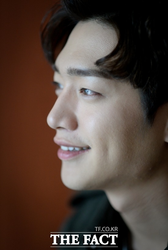 소처럼 일하는 서강준. 배우 서강준이 앞으로 변화를 기대하게 하는 마음가짐으로 작품에 임하고 있다. /이효균 기자