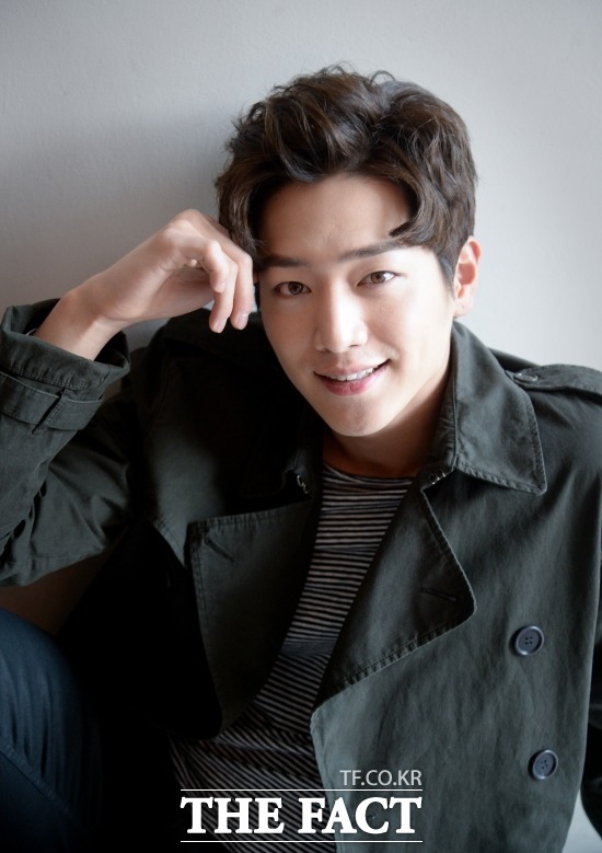 잘생김 묻은 서강준. 서강준은 SBS 정글의 법칙 in 통가 제작진으로부터 잘생겼다는 자막을 집중적으로 받으며 화제가 됐다. /이효균 기자