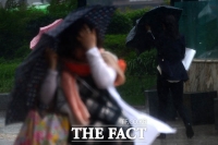 [TF사진관] 강풍 특보 발령, '머리는 망가지고 우산은 찌그러지고'
