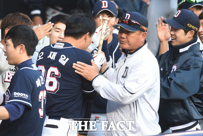 두산 오재일이 1회초 2사 1루서 우중월 2점 홈런을 터뜨린 후 동료들의 환영을 받고 있다.