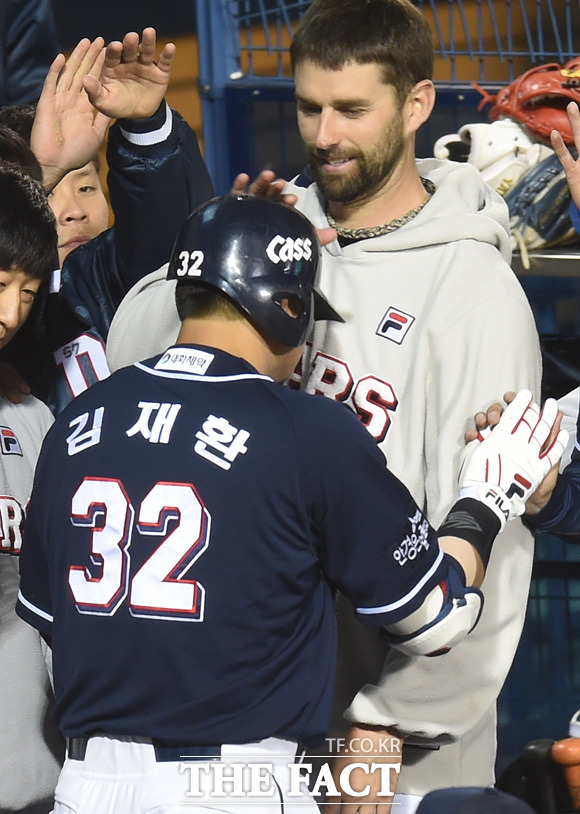 두산 김재환이 6회초 우중월 3점 홈런을 터뜨린 후 더그아웃에서 투수 니퍼트의 환영을 받고 있다.