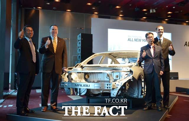 황준하 한국지엠 파워트레인 부문 전무, 데일 설리번 한국지엠 VSSM부사장, 서대환 상무, 제레미 쇼트 말리부 글로벌 개발 담당임원이 3일 열린 시승행사에 앞서 포즈를 취하고 있다.(사진 왼쪽부터) /워커힐호텔=장병문 기자