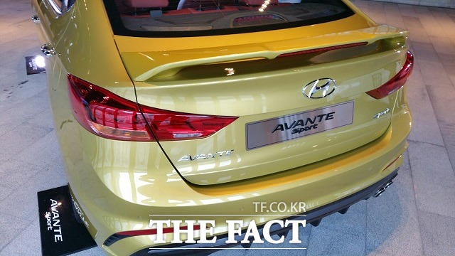 현대차는 아반떼 스포츠를 자사 커스터마이징 브랜드 튜익스를 통해 나만의 스타일로 꾸밀 수 있도록 했다. 튜익스 패키지에 적용되는 윙 타입 리어 스포일러