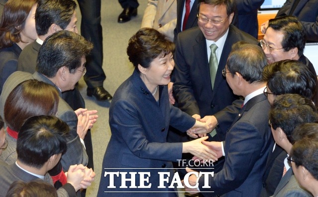 김영란법 시행을 놓고 두 마리 토끼사냥에 나선 박근혜 대통령. 사진은 국정에 관한 국회 연설을 마친뒤 새누리당 의원들과 인사를 나누고 있는 장면./임영무 기자