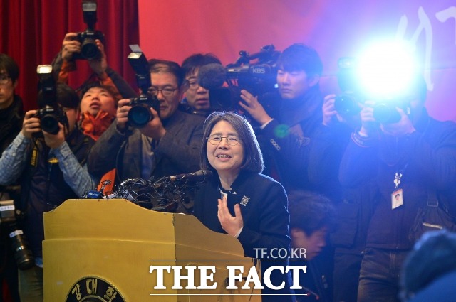 김영란 전 국민권익위원장이 지난해 3월 10일 서울 마포구 서강대학교에서 열린 기자회견에서 김영란법과 관련해 자신의 입장을 밝히고 있다. / 남윤호 기자