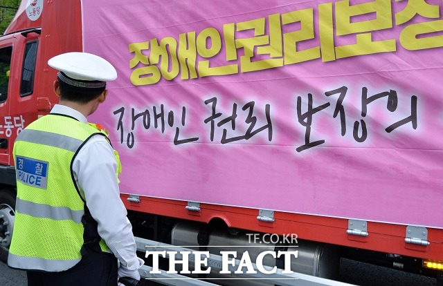 국회는 2014년 4월 29일 발 발달장애인 권리 보장 및 지원에 관한 법률을 통과시켰다. 이는 발달장애인 권리보호 강화와 더 체계적으로 지원하기 위한 법으로 지난해 11월 21일부터 시행됐다./문병희 기자