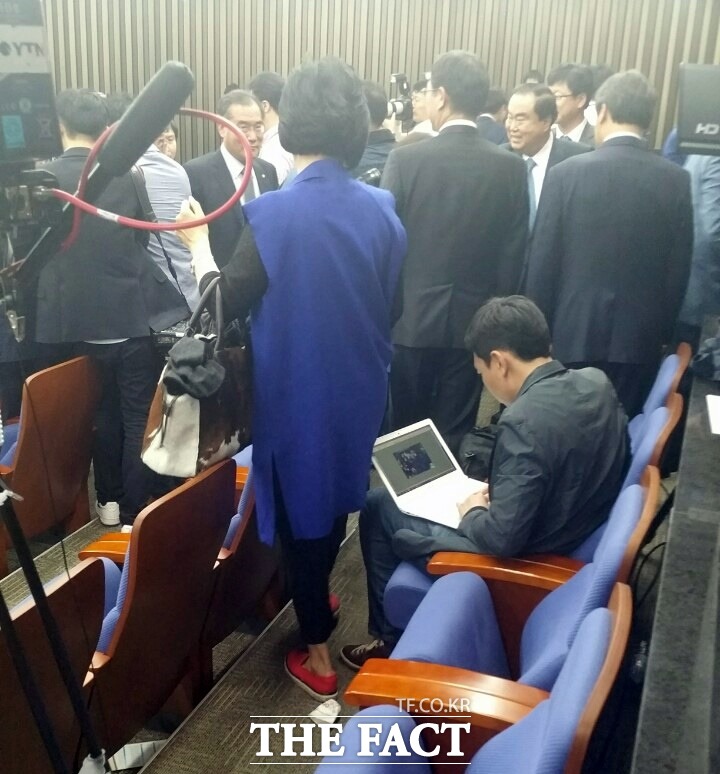 3일 더불어민주당 연석회의에 참석한 손혜원 당선자는 파란색 코트에 빨간색 로퍼를 신는 등 캐주얼한 패션을 선보였다./더팩트DB