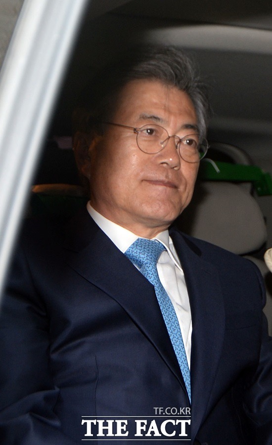 최근 경남 양산 자택에서 칩거 중인 문재인 전 더불어민주당 대표는 중요한 정치적 시점 때마다 페이스북에 올린 시(時)로 심경을 내비치고 있다. 지난 3월 22일 서울 종로구 구기동 김종인 더불어민주당 비대위원장 자택을 찾은 문재인 전 재표가 회담을 마치고 나와 차량에 탑승하고 있다./문병희 기자