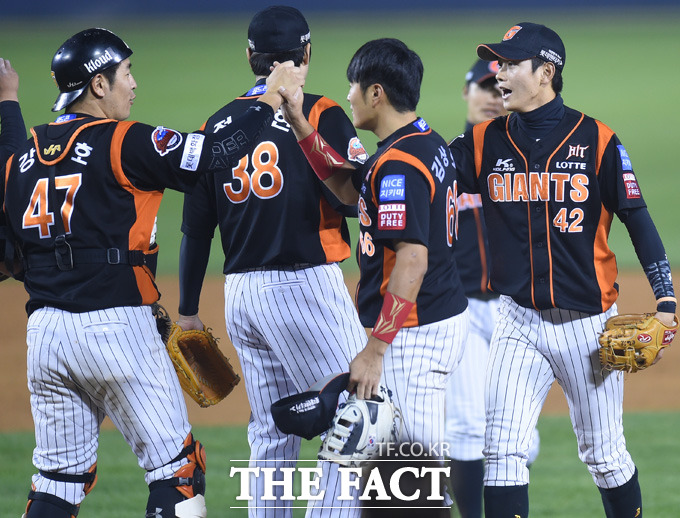 7-0으로 승리를 거둔 롯데선수들이 하이파이브를 나누고 있다.