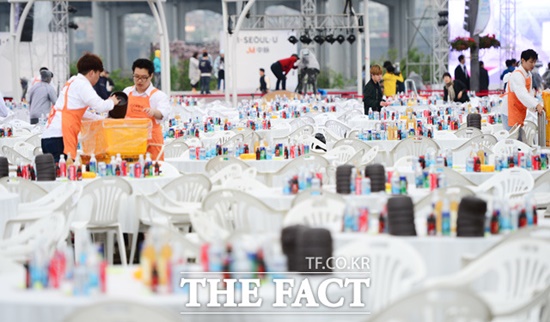 6일 오후 서울 반포 한강시민공원 달빛광장에서 열릴 유커(중국 관광객) 삼계탕 파티 관계자들이 행사 준비를 하고 있다.