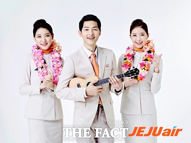 제주항공은 지난 2일 태양의 후예로 한류스타로 급부상한 배우 송중기를 자사 광고의 새 얼굴로 발탁했다고 밝혔다. /제주항공 제공