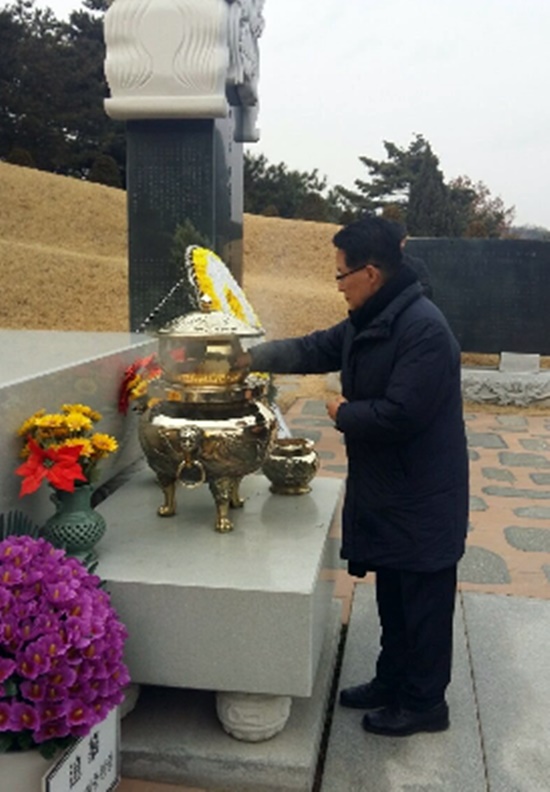 DJ의 영원한 비서실장 박지원 원내대표는 정치적으로 운명을 건 중요한 일이 있을 때마다 DJ의 묘소를 참배한다. 지난 2월 18일 대법원에서 저축은행 불법 자금을 받은 혐의에 대해 무죄취지 파기 환송 판결을 받은 후에 가장 먼저 현충원을 찾아 DJ의 묘소를 참배하는 박 원내대표./박지원 트위터