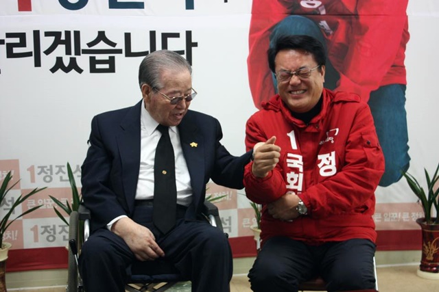 지난달 22일 선거운동 당시 김종필(왼쪽) 전 총리는 정진석 원내대표의 선거캠프에 방문해 6선 째는 총리를 해라. 그리고 그 다음을 또 쟁취해라. 그게 내 희망이라고 힘을 실어줬다./정진석 페이스북